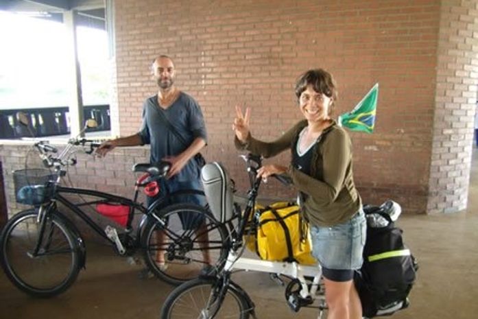 Casal colombiano visita São Miguel dos Campos após percorrer vários estados do Brasil de bicicleta