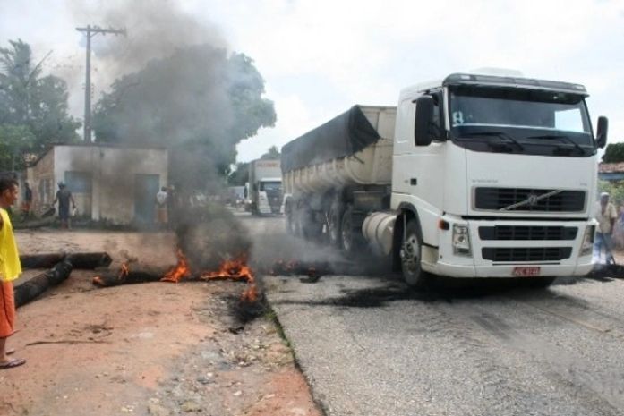 Moradores bloqueiam rodovia AL 110 para exigir quebra-molas