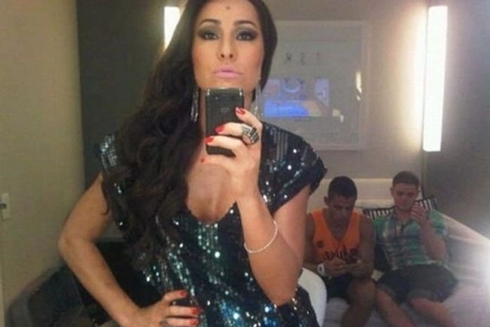 Sem coragem de mudar o visual, Sabrina Sato usa peruca morena