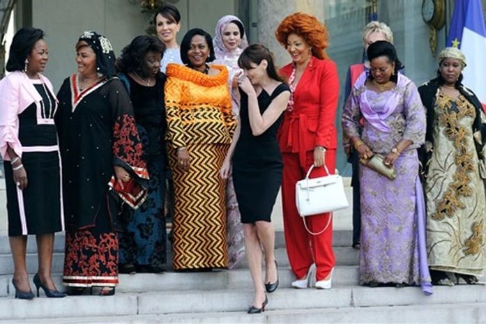 Carla Bruni recebe colegas africanas