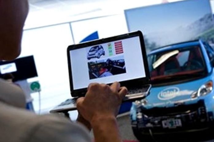 Cheque o combustível, dê ignição, verifique o que está acontecendo ao redor de seu veículo diretamente de um laptop ? esta é apenas uma das muitas inovações do Carro Inteligente.