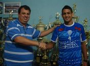 Presidente do CSA, Jorge VI, cumprimenta a nova contratação