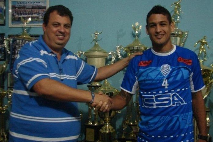 Presidente do CSA, Jorge VI, cumprimenta a nova contratação