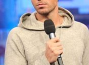 Enrique Iglesias vai cumprir promessa de andar de esqui nu
