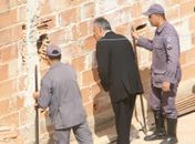 Policiais e bombeiros buscam partes do corpo de Eliza na casa do ex-policial civil conhecido como Bola, suspeito de participar do crime.