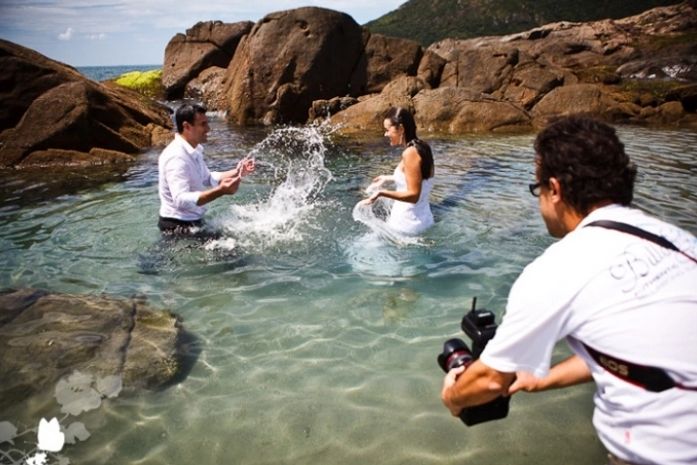 Noivas sujam vestido em ensaio de fotos pós-casamento