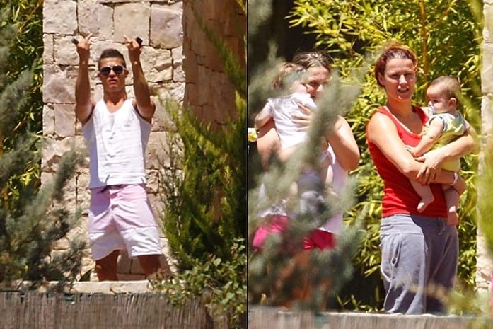 Cristiano Ronaldo faz gesto obsceno para os paparazzi, que aparentemente conseguiram tirar a primeira foto do filho do jogador