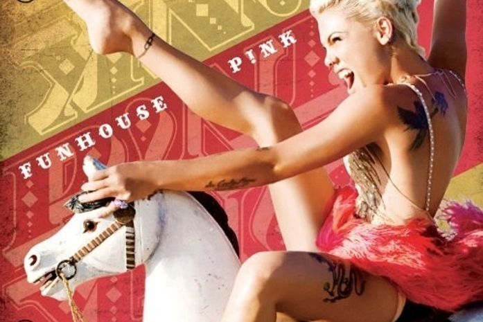 Vídeo: Pink cai durante show na Alemanha e vai parar no hospital