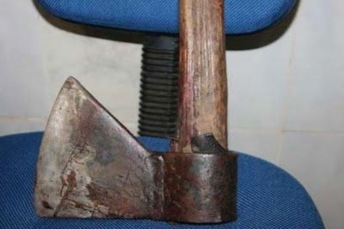 Depois de tentar matar pai e mãe, jovem de 24 anos dá duas machadadas na irmã