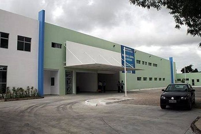 Jovens são baleados por dupla em carro de luxo em frente ao HGE