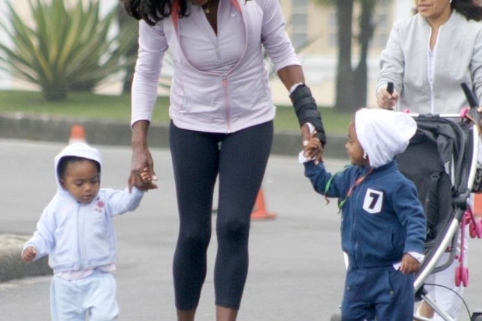 Glória Maria passeia com as gêmeas no Rio