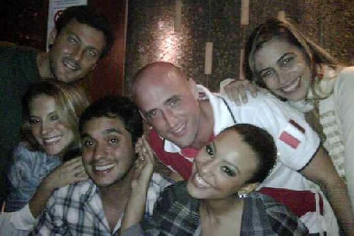 Sheron Menezes comemora com amigos