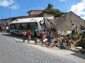 Ônibus desgovernado destrói casas e por pouco não causa tragédia