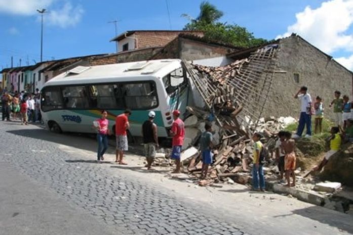 Ônibus desgovernado destrói casas e por pouco não causa tragédia