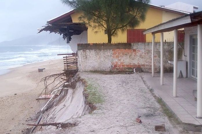 Mar continua avançando e destrói parte de casa em SC