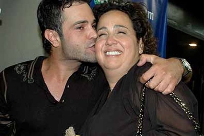 Comediante Claudia Jimenez leva fora e fica arrasada