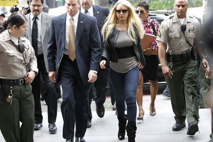 Atriz Lindsay Lohan se apresenta à Justiça para ser presa