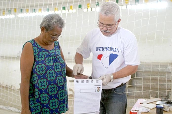 Vítimas da cheia recebem segunda via de documentos em União