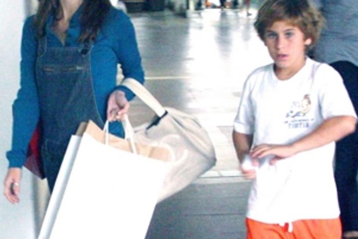 Carolina Dieckmann paga R$ 2.000 por escolinha de futebol do filho