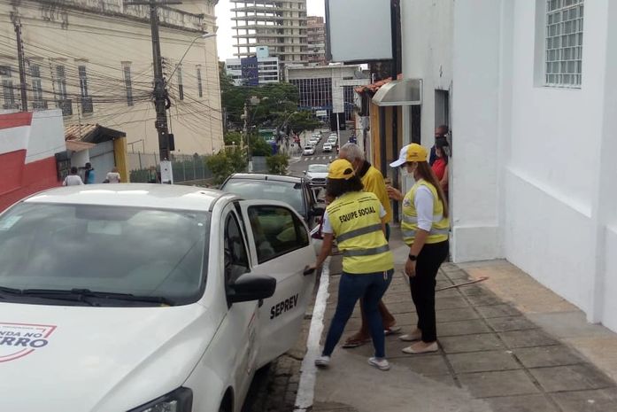 Com abrigos lotados, equipe social relata dificuldade para encaminhar idosos perdidos em Maceió