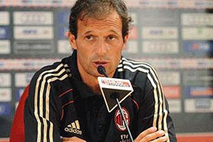 Novo técnico do Milan manda recado a Ronaldinho: 'Precisa estar em forma'