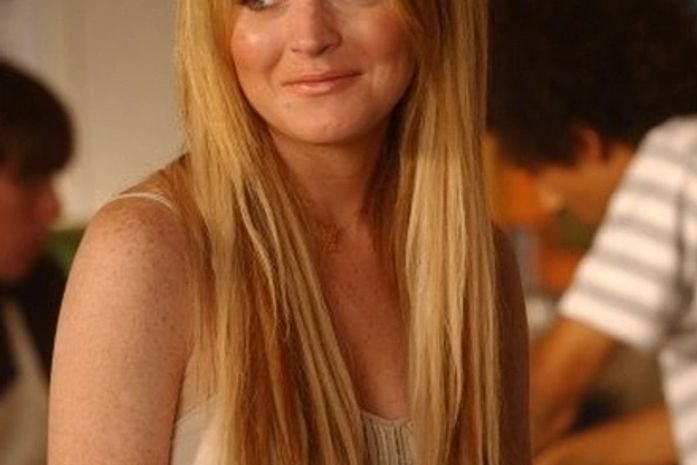 Lindsay é recebida por presidiárias com gritos de "te amamos"