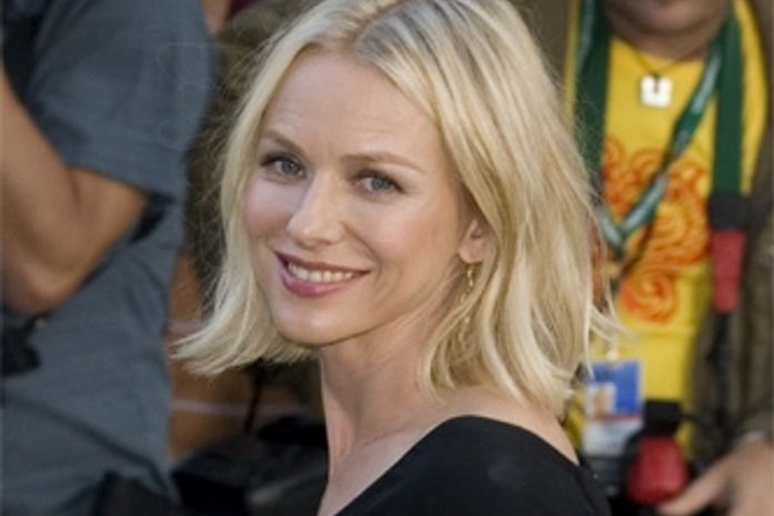 Naomi Watts é eleita uma das mais elegantes na estreia de Salt