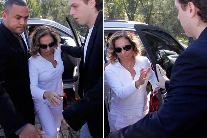 Cissa Guimarães chega ao crematório em meio a confusão da imprensa