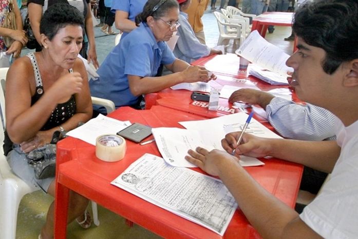 Em São José da Laje, servidor coleta informações para emissão de documento