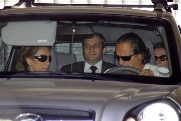 Cissa deixa cemitério ao lado da família