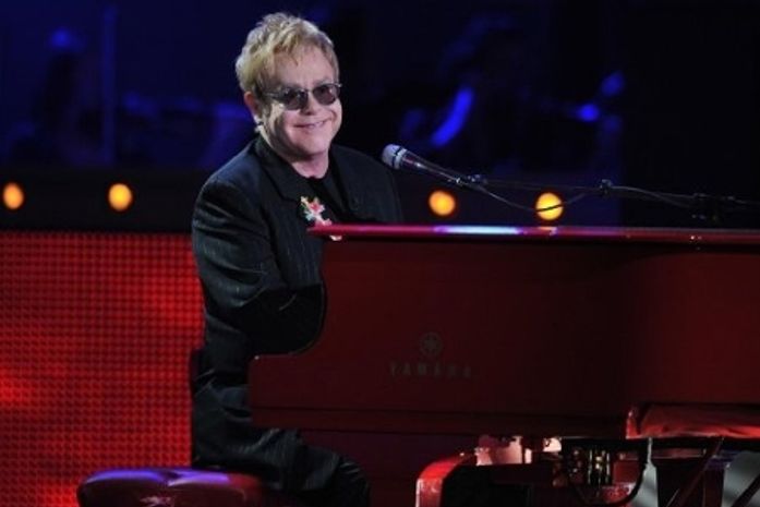 Elton John tem intoxicação e cancela show nos EUA