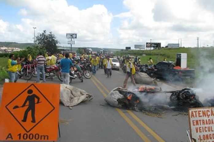 Mototaxistas fecham BR -101 em São Miguel dos Campos