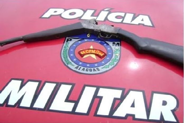 PM apreende arma após denúncias de moradores em Viçosa