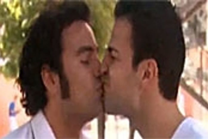 Vídeo:Jogador espanhol beija repórter de programa humorístico