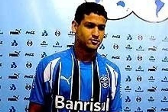 Zagueiro Matheus não assina contrato e está fora dos planos do CSA