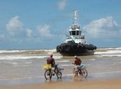 Embarcação quebra e encalha no Pontal do Peba