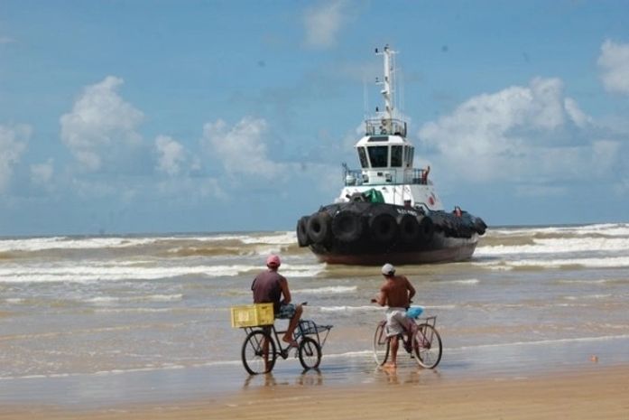 Embarcação quebra e encalha no Pontal do Peba