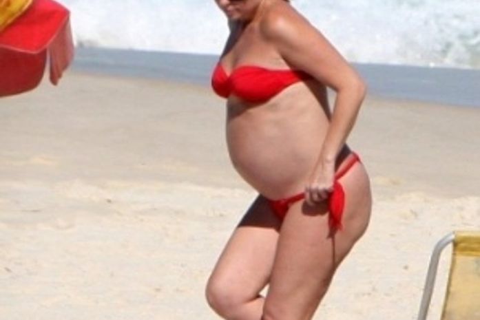 Giovanna Antonelli exibe barrigão em praia do Rio de Janeiro