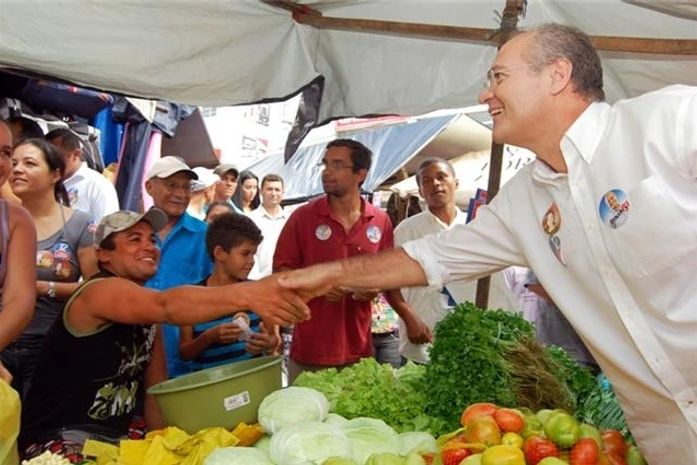 Renan com o povo na feira de P.dos Indios