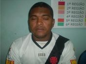 Homem tenta se livrar de arma ao avistar policia ,mas acaba preso