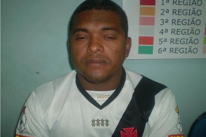 Homem tenta se livrar de arma ao avistar policia ,mas acaba preso