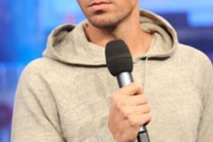 Enrique Iglesias diz que precisa se depilar para esquiar pelado