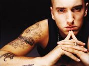 Site diz que Elton John liga toda semana para Eminem