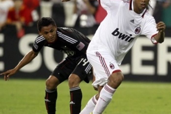 Ronaldinho Gaúcho fica por mais um ano no Milan, segundo imprensa italiana