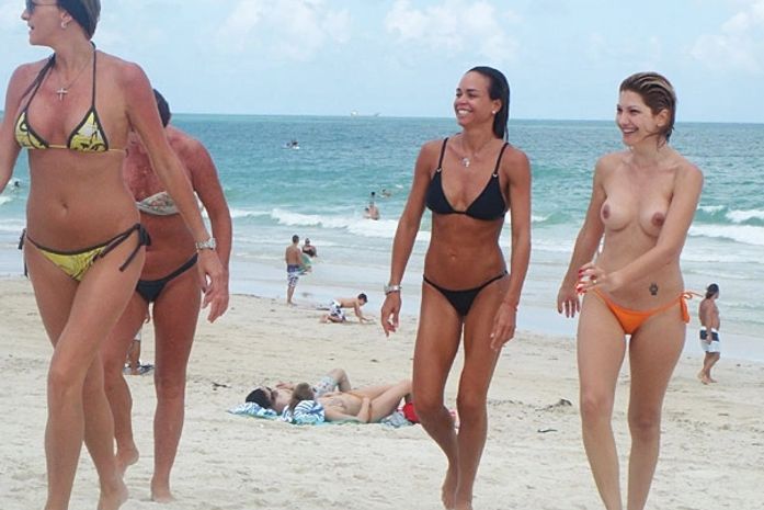 Antonia Fontenelle se bronzeia e faz topless em Miami Beach