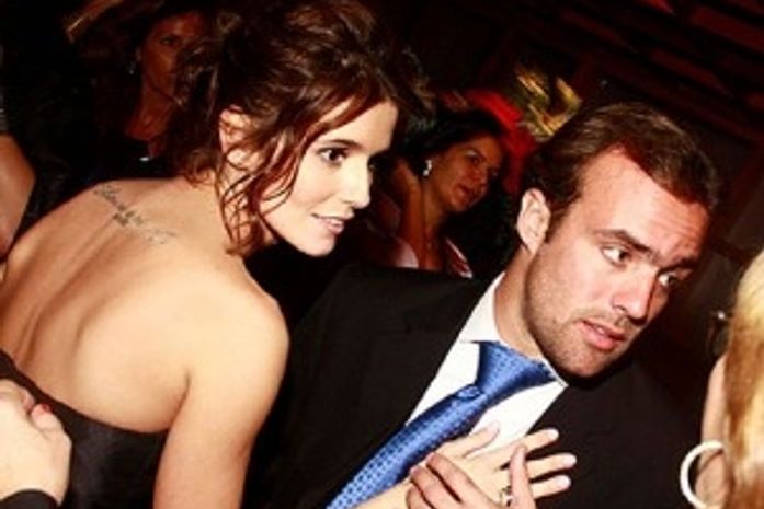 Roger tenta passar despercebido em peça de Deborah