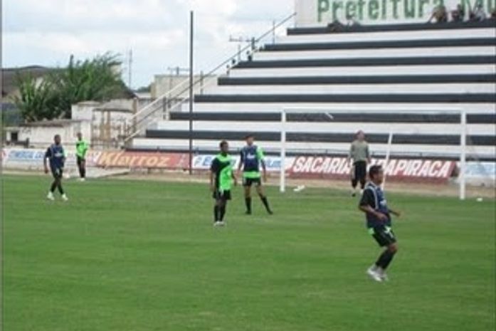 Após coletivo, técnico Vica opta pelo zagueiro Silvio no lugar de Plínio