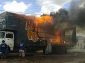 Caminhão baú bate em rede elétrica e provoca incêndio em Olivença