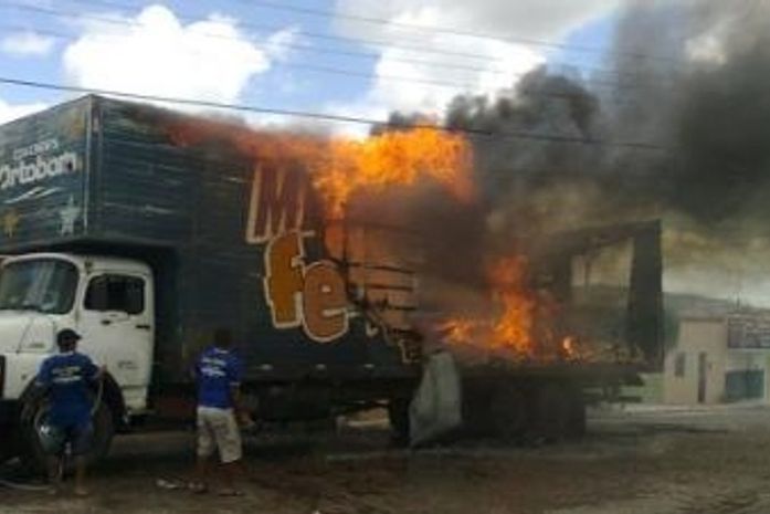 Caminhão baú bate em rede elétrica e provoca incêndio em Olivença