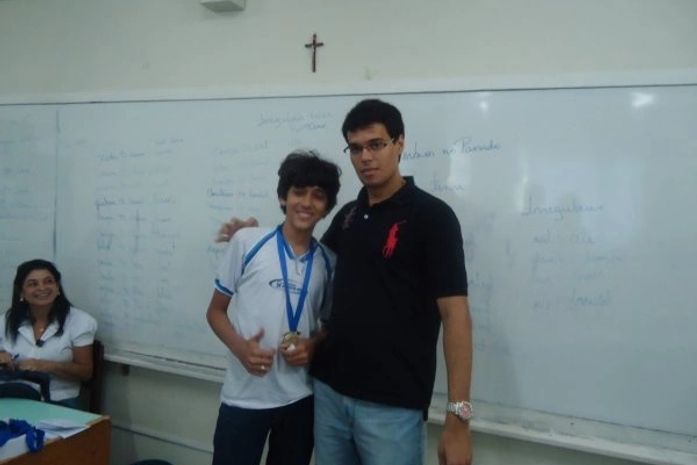 O aluno João Carlos com o professor de Robótica